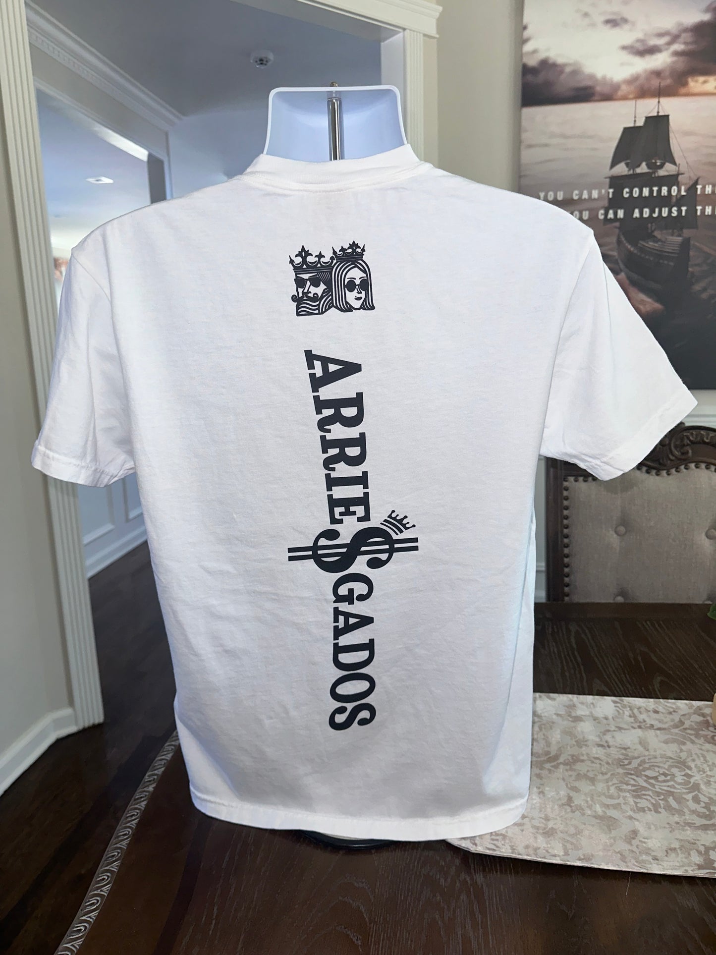 WHITE TSHIRT WITH TENGA PARA QUE SE ENTRETENGA LOGO UNISEX