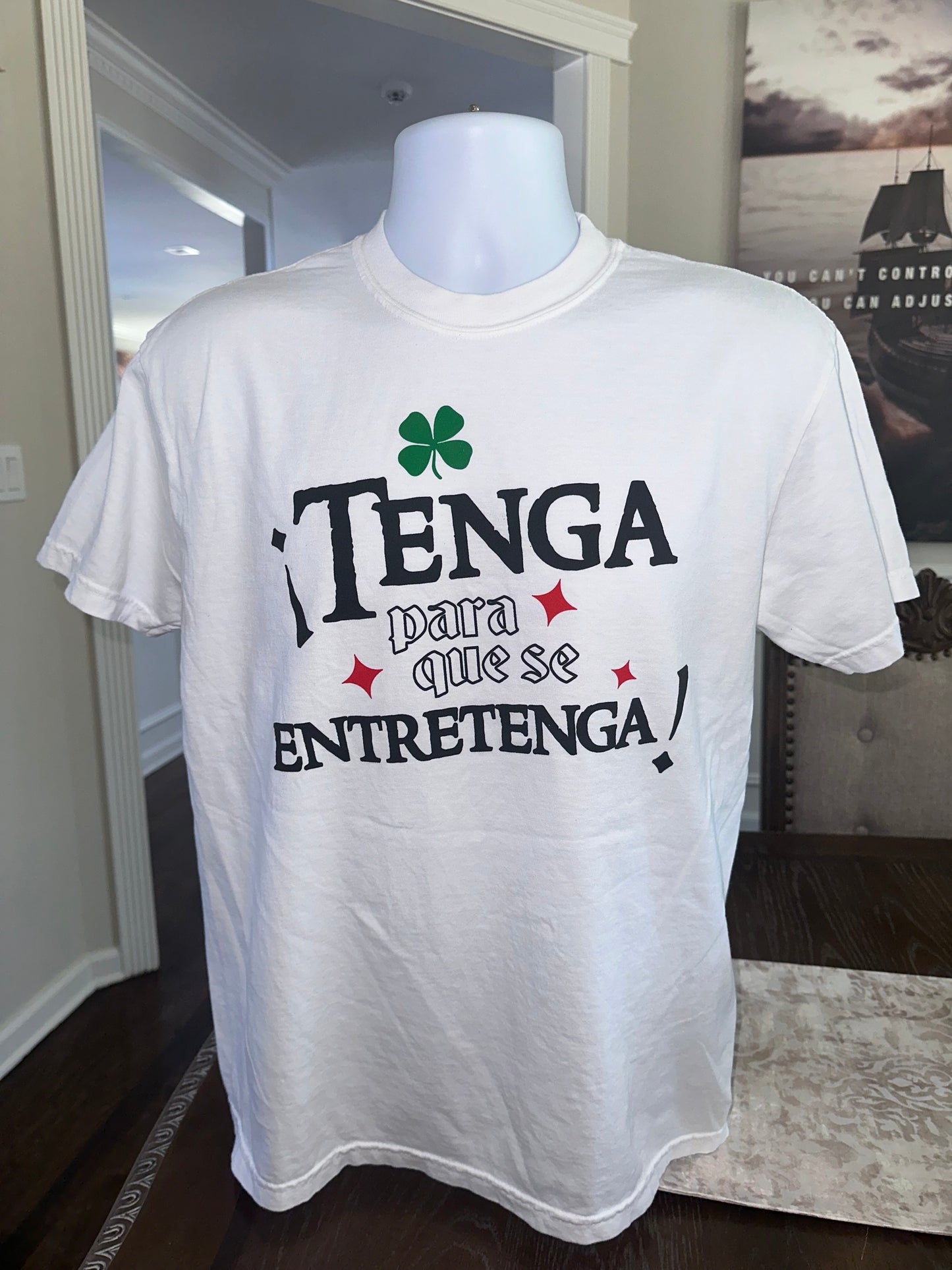 WHITE TSHIRT WITH TENGA PARA QUE SE ENTRETENGA LOGO UNISEX